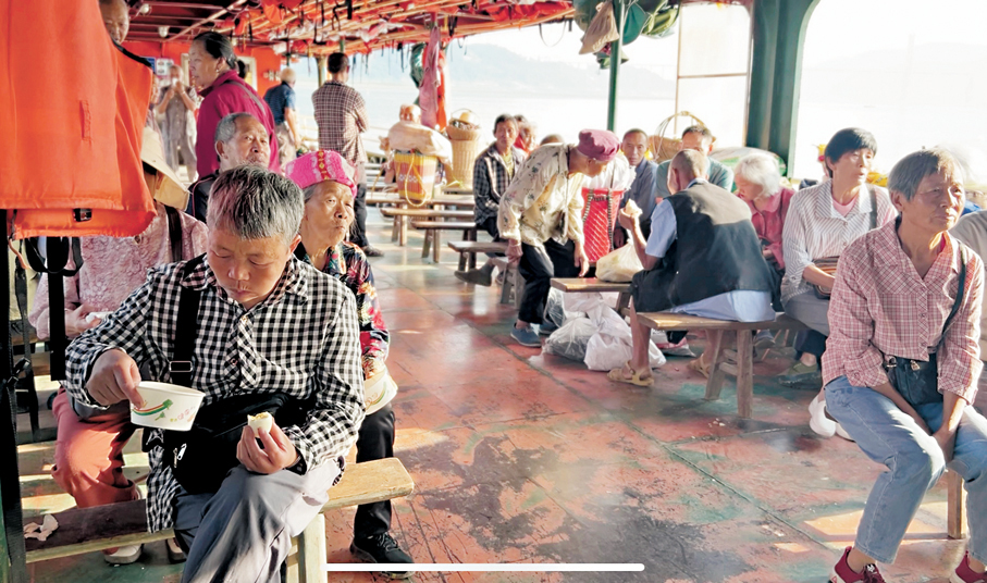 ●菜農譚明珍（前左一）領到了船上的免費早餐。