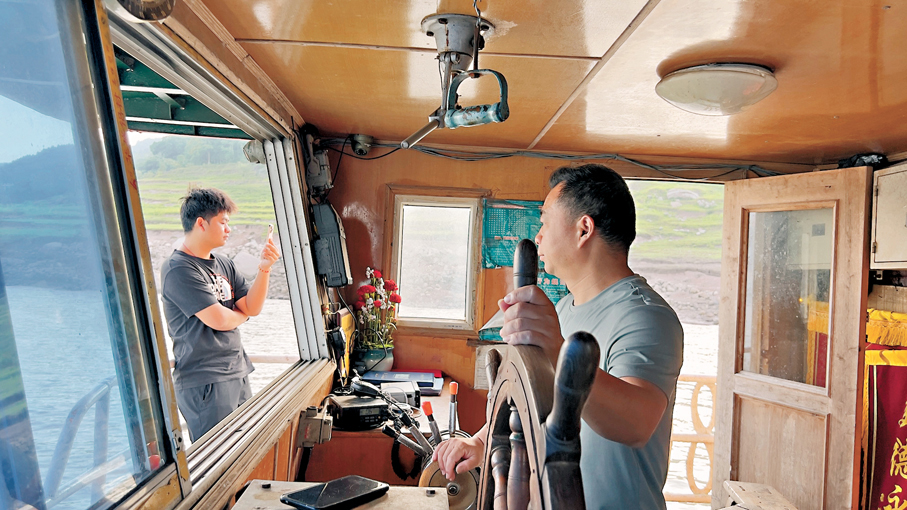 ●船長秦大益在開船。