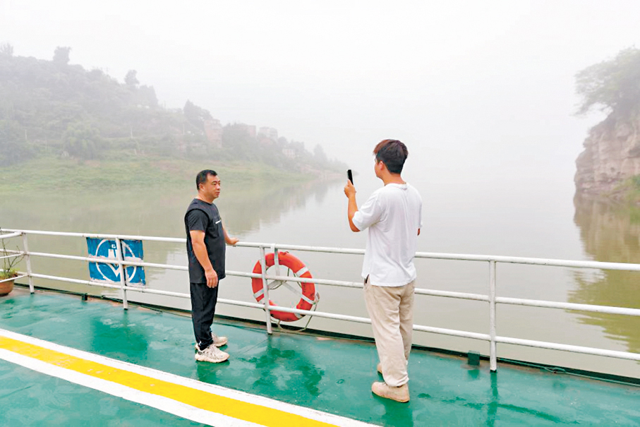 ●秦大益（左）和兒子秦源澤在客船開行前直播。 網上圖片