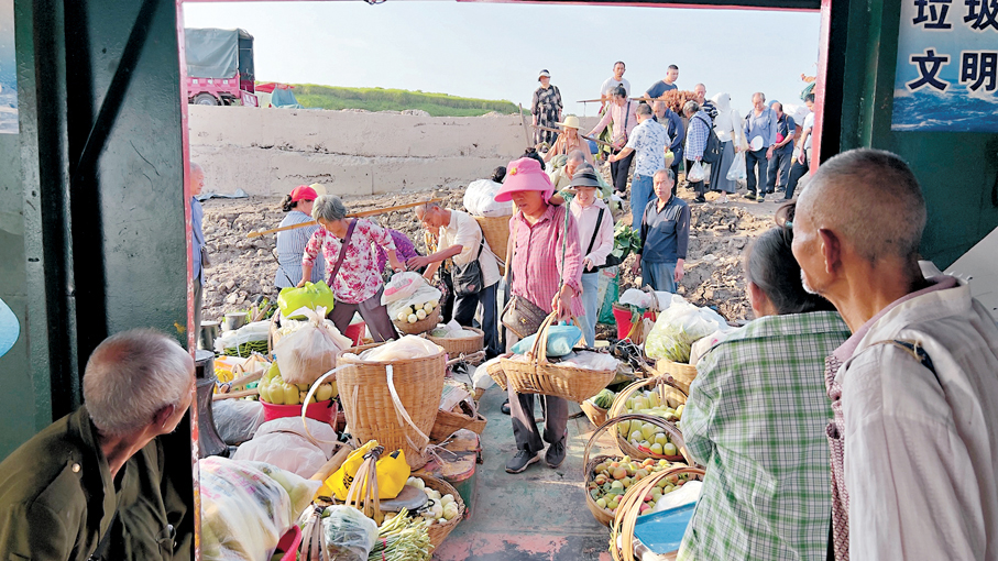●前往縣城賣菜的老人上船。