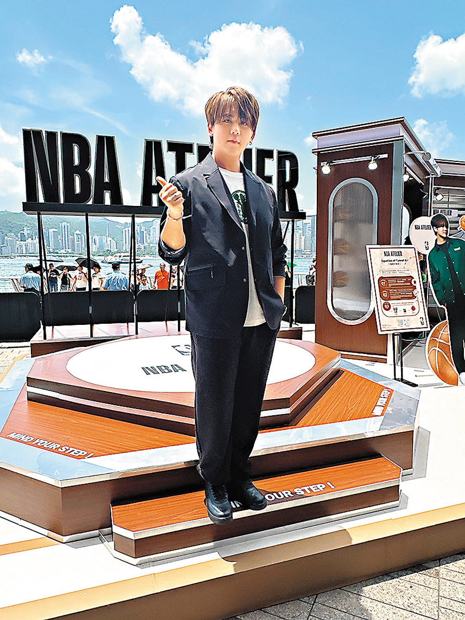 ●姜濤頂着高溫出騷汗流不止。 子棠 攝