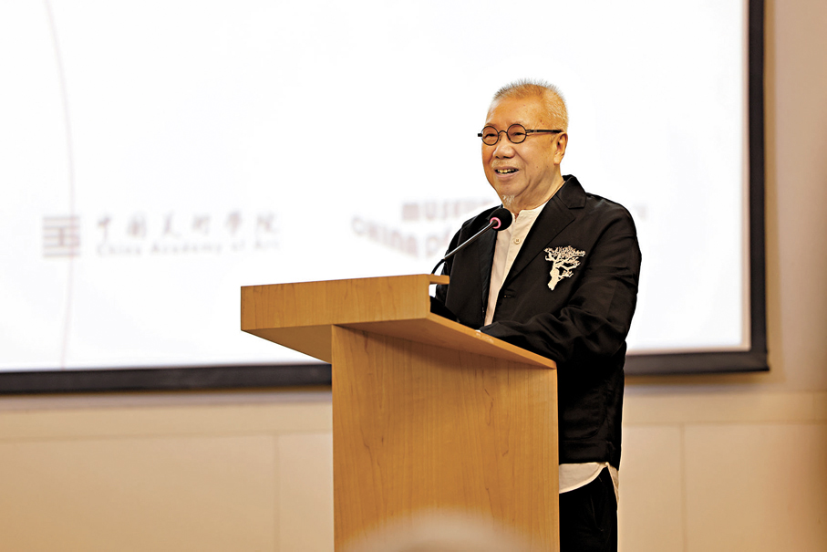 ●靳埭強將中國設計帶向了國際舞台。