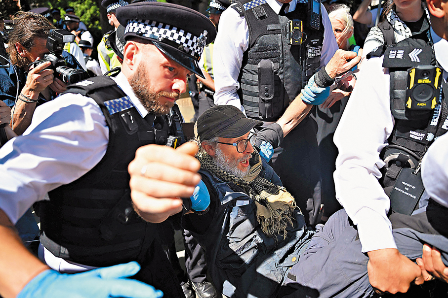 ●一名示威者在倫敦國會廣場抗議期間被捕。 法新社