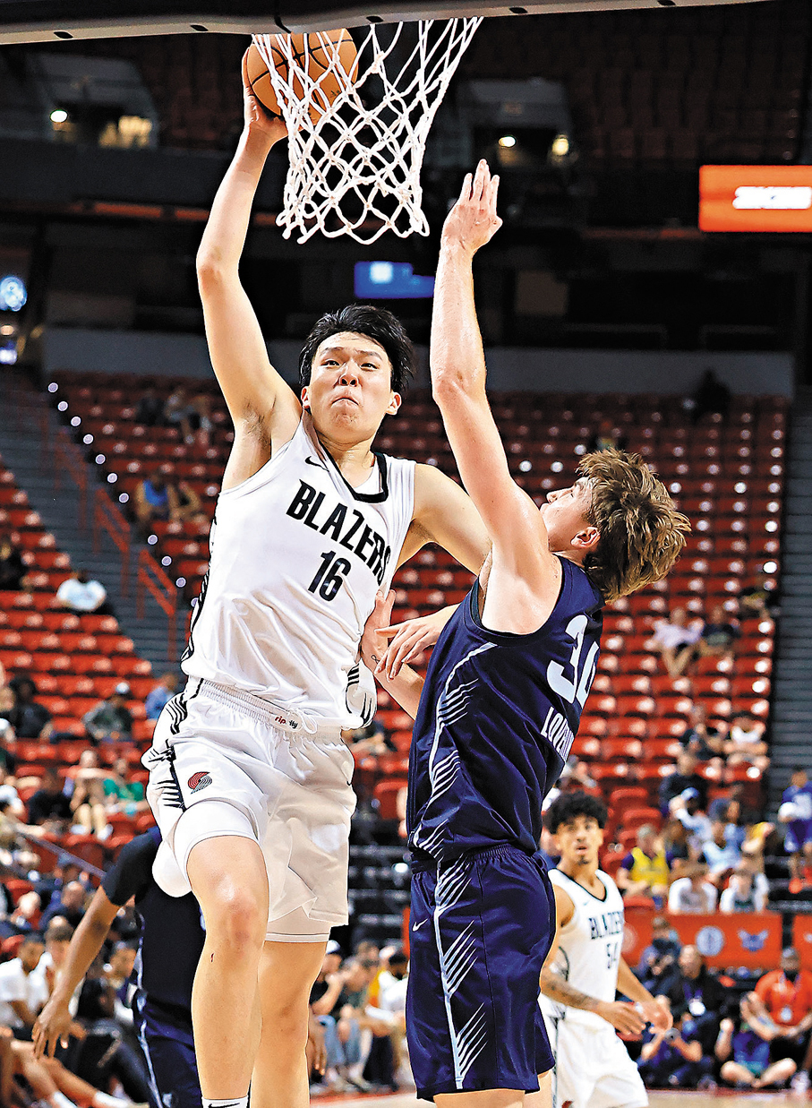 ●楊瀚森（左）運球突破。法新社