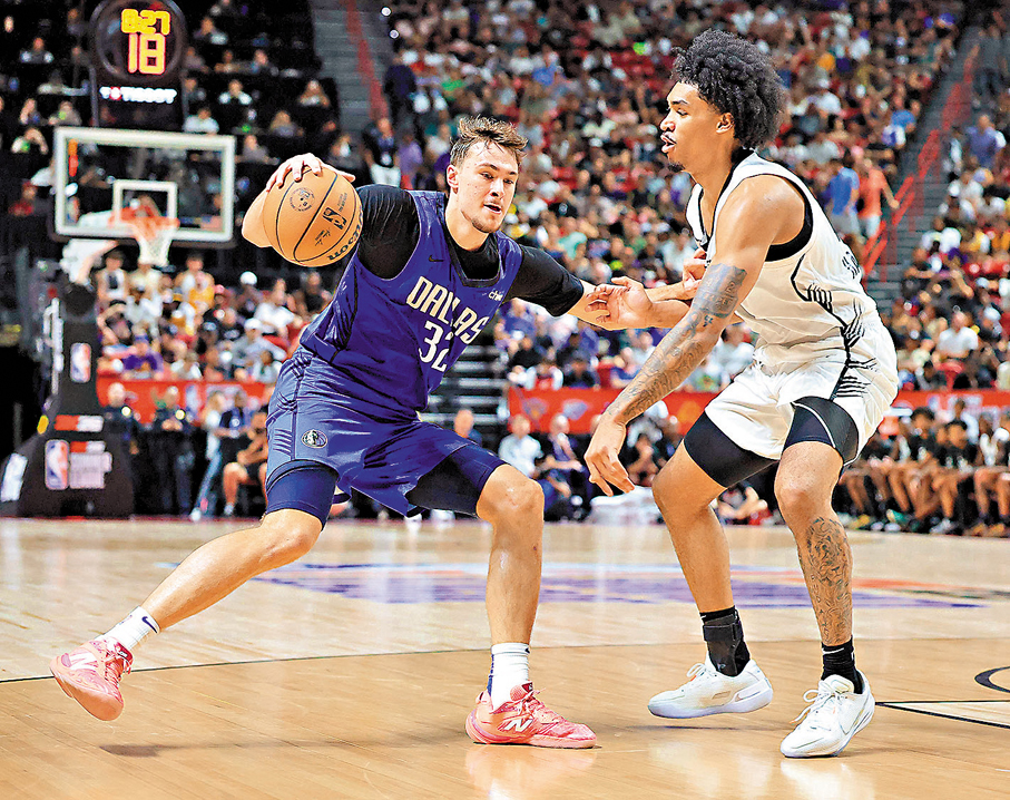 ●費格（左）和夏柏正面交鋒。  法新社