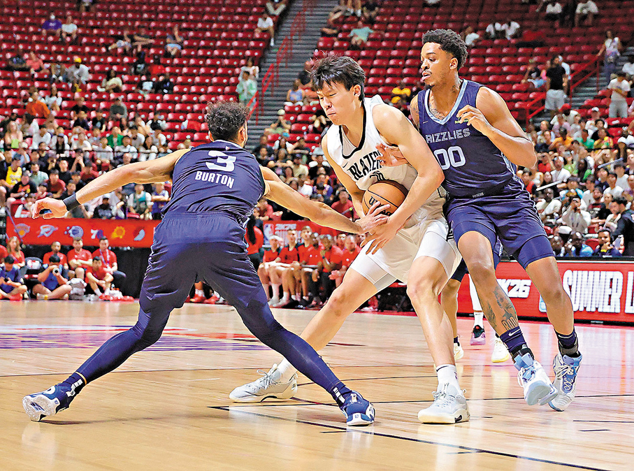 ●楊瀚森（中）受到對手重點嚴防。  法新社