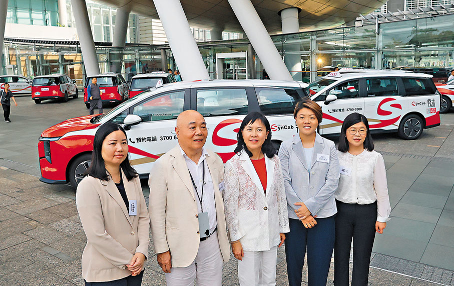 ●星群的士獲發首個的士車隊牌照，陳美寶（中）前往發布會向該公司高層道賀。右二為星群創辦人、執行董事鄭敏怡，左二為的士車行車主協會主席鄭克和。 香港文匯報記者郭木又 攝