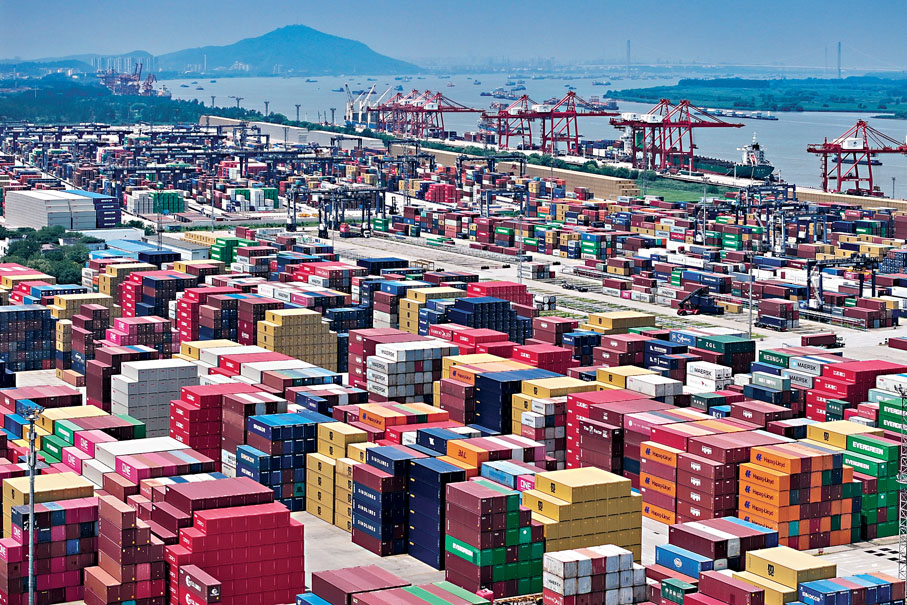 ●7月14日中國海關總署發布最新數據，今年上半年，中國貨物貿易進出口21.79萬億元人民幣，同比增長2.9%。圖為當日航拍的江蘇南京龍潭港進出口集裝箱碼頭。 中新社