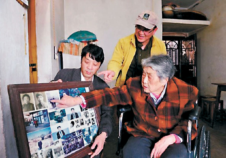 ●多年前，譚忠惠（右）與兒子魏映祥（左）一起看老照片。香港文匯報重慶傳真
