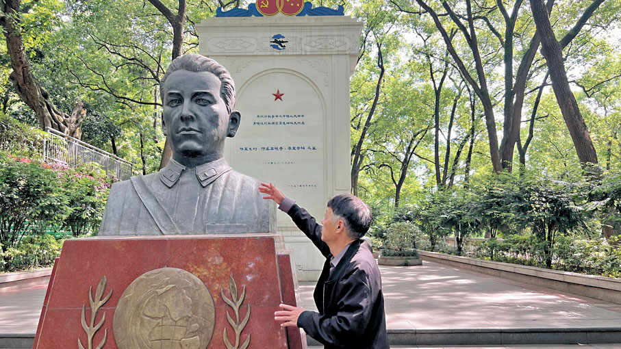 ●魏映祥與他的母親為庫里申科守陵長達67年。香港文匯報記者孟冰 攝