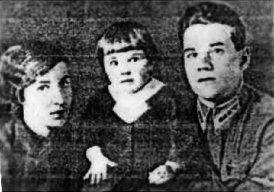 ●庫里申科與妻子、女兒合影。香港文匯報重慶傳真