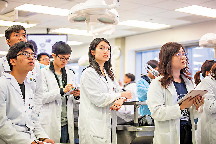 ●「傑出醫科學人」計劃學習軌道為學生提供主導研究項目的平台、精英導師指導計劃，以及與醫學界交流的專屬活動。 港大圖片