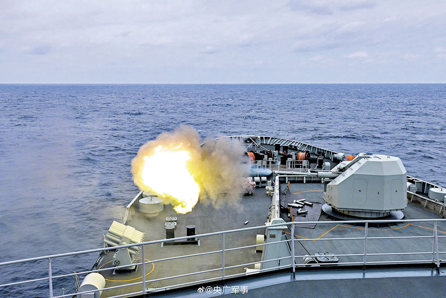 ●近日，解放軍南部戰區海軍某登陸艦支隊海南艦、五指山艦組成艦艇編隊，奔赴南海某海域開展海上訓練。 資料圖片