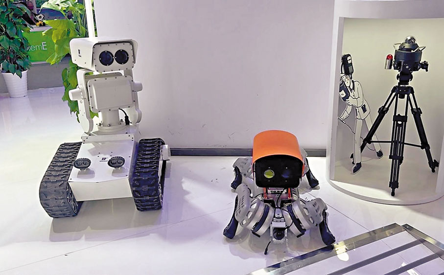 ●漢威科技展出的履帶式氣雲成像機器人（左）和四足式氣雲成像機器人（右）。香港文匯報記者蘇雨潤  攝