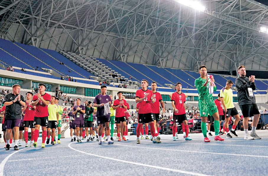 ●港足球員答謝遠赴韓國打氣的球迷。