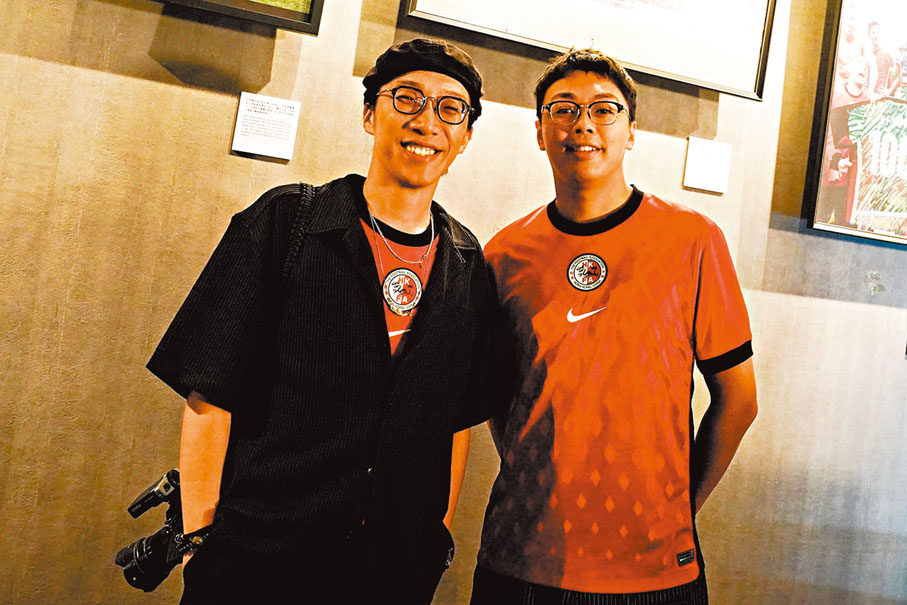 ●Lampson（左）和Him以官方攝影團隊身份，成為港足「第12人」。 香港文匯報記者葉詩敏 攝
