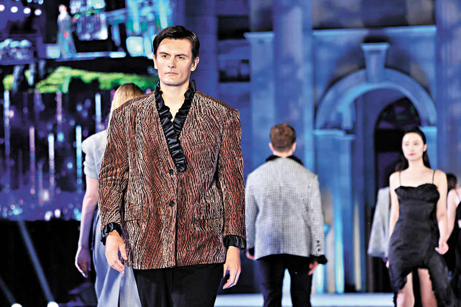 ●王海震全新作品，構建「我即為光」的遼闊世界。