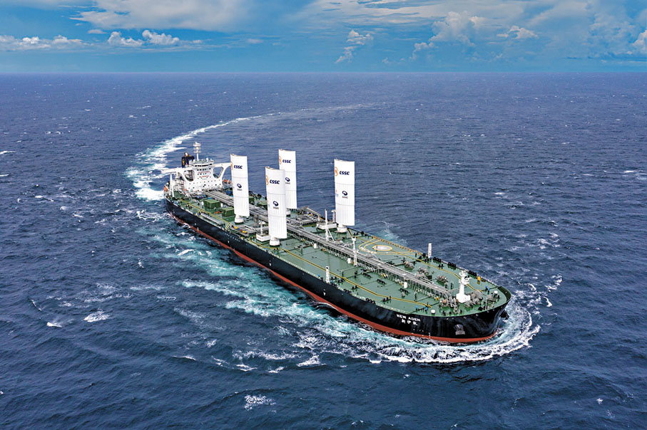 ●圖為招商輪船全球首艘雙翼動力風帆VLCC「新伊敦」輪。