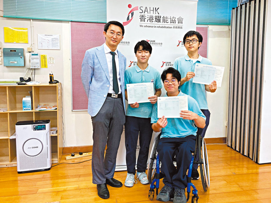 ●香港耀能協會高福耀紀念學校校長施家祺(左一)與應屆考生合照。左三為鄭中,左四為鄧俊榮。 受訪者供圖
