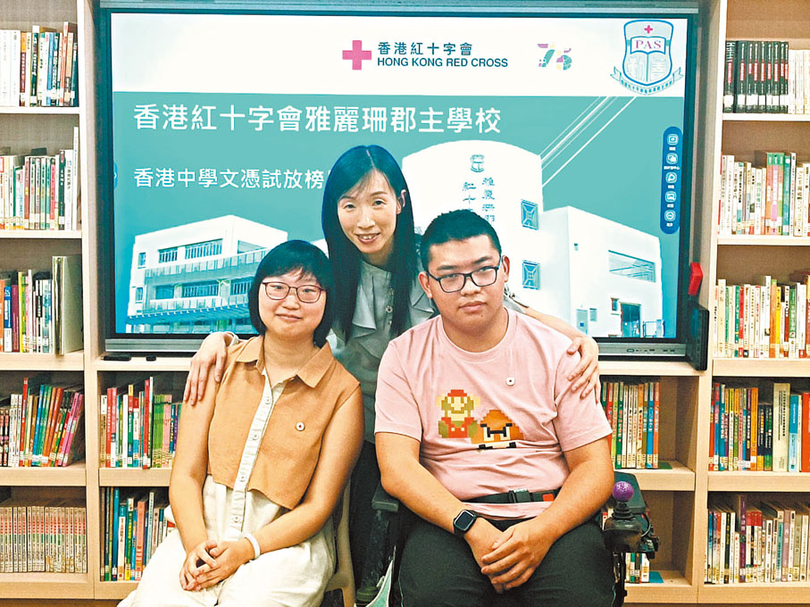 ●雅麗珊郡主學校考生陳藝霖(左)、甄杰豪(右)及校長成英愉。香港文匯報記者陸雅楠 攝