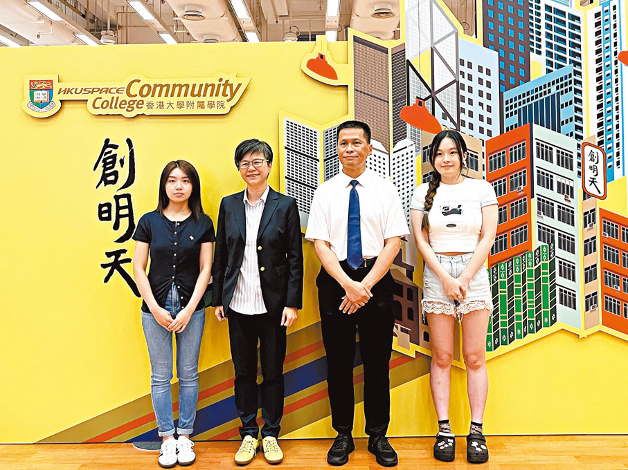 ●香港大學附屬學院署理校長盧兆興(右二)、副校長周雪玲(左二)以及兩名應屆畢業生一同會見傳媒。學校圖片