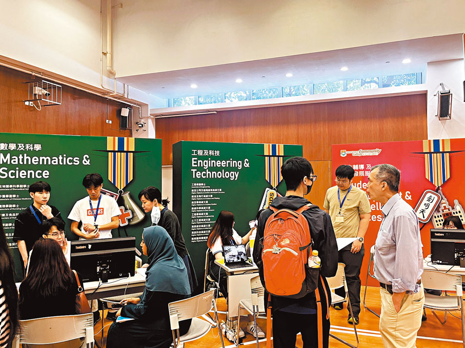 ●香港大學附屬學院九龍灣校舍設有即場報名及課程查詢攤位,現場查詢及報名人數眾多。 學校圖片