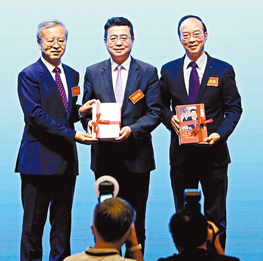 ●劉智鵬(中)、馬逢國(右)代表所屬機構接受新書贈予。 香港文匯報記者曾興偉 攝