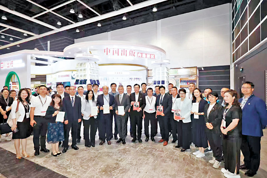 ●不少內地書商昨日於香港書展會場亮相。
