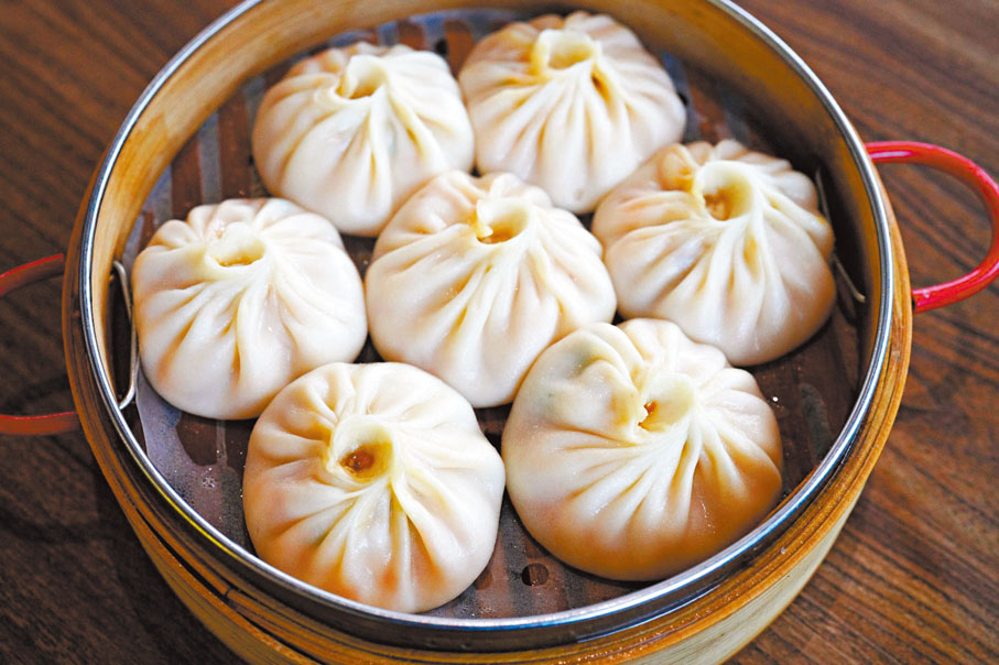 ●徐成為香港讀者特別推薦「豆腐饅頭」。這是一種特別的嵊州地方小食，以豆腐做餡，味道十分好吃。