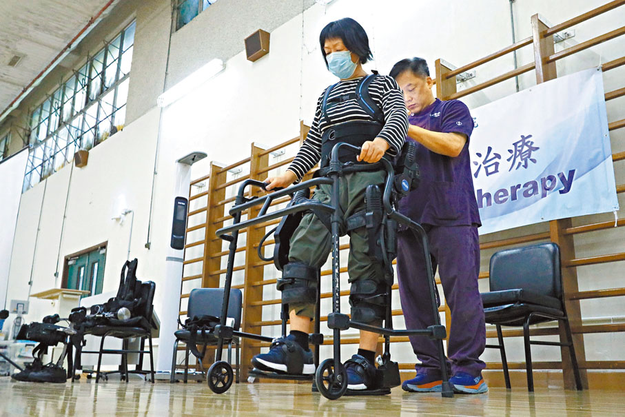 ●立法會昨日三讀通過《2025輔助醫療業（修訂）條例草案》，容許病人在指定條件下無須醫生轉介，可直接尋求物理治療和職業治療服務。圖為市民正接受物理治療。資料圖片