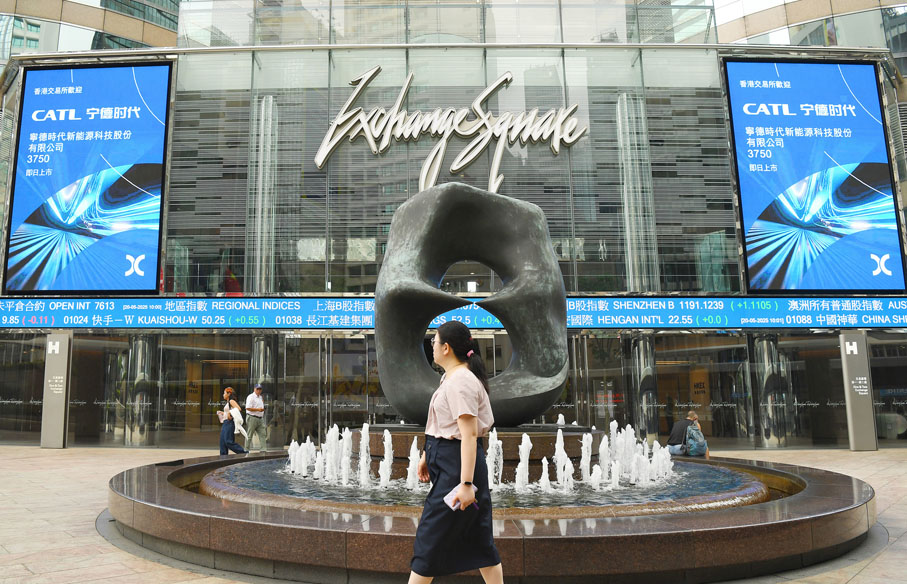 ●陳浩濂(下圖)指,上半年香港共迎來42宗首次公開招股,共集資超過1,070億港元。 資料圖片
