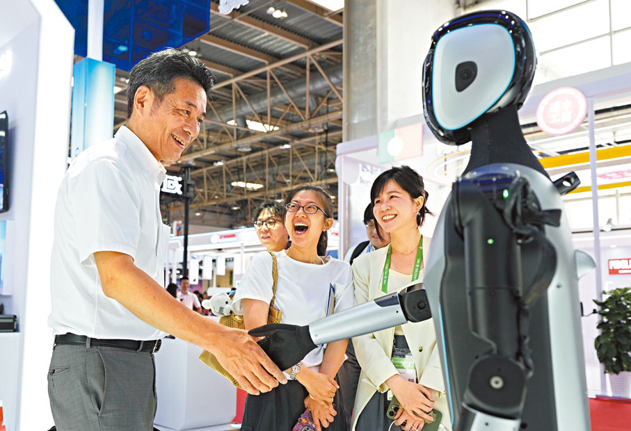 ●7月16日,第三屆中國國際供應鏈促進博覽會在北京開幕。圖為在主賓省廣東省展台,展出的優必選人形機器人與觀眾握手。 中新社