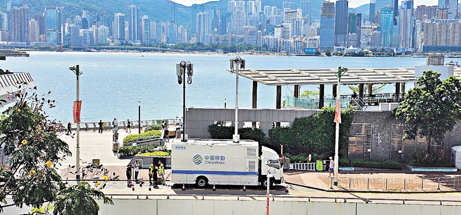 ●中移動香港推出全港首部「應急通信車」，並已於去年10月1日國慶75周年煙花匯演登場，為尖沙咀海旁欣賞煙花的客戶提供網絡保障。