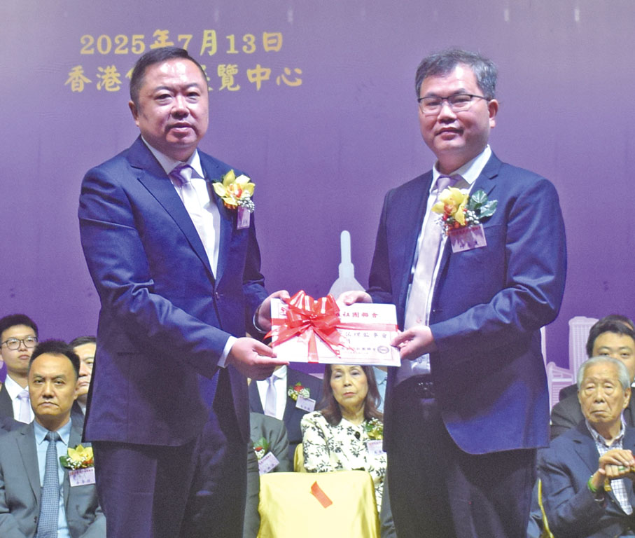 ●柯永進(右)頒發第十七屆理監事會任選證書予黃景彬。