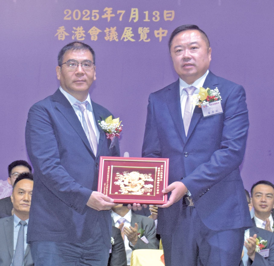 ●第十七屆監事長黃景彬(右)致送紀念品予第十六屆監事長饒朝輝。