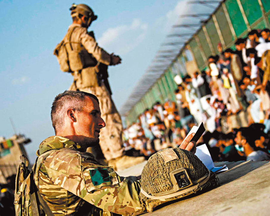 ●英軍2021年在阿富汗機場執行撤離英國國民和相關人員的任務。 法新社