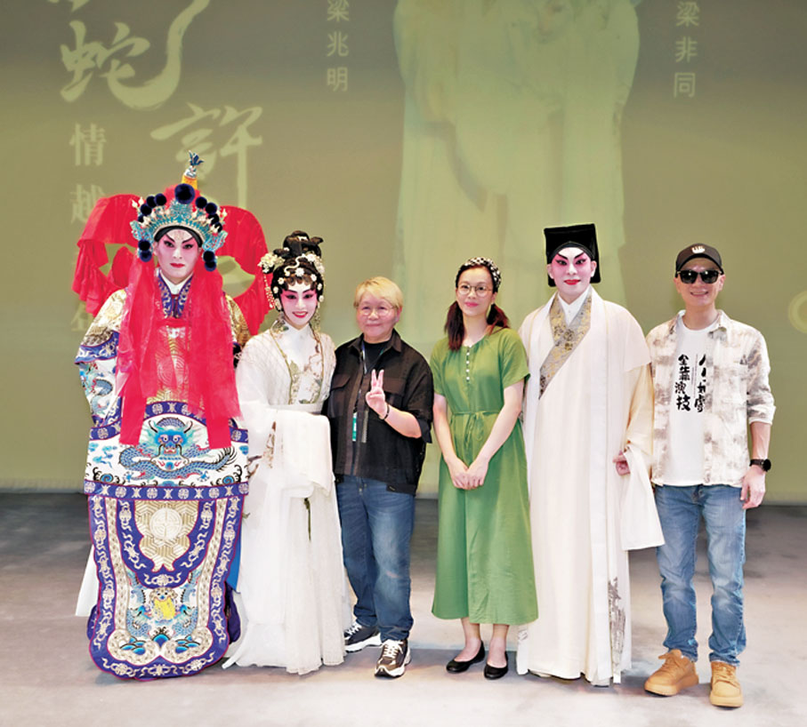 ●彭美施攜主創謝幕收穫如雷掌聲 。 主辦方供圖