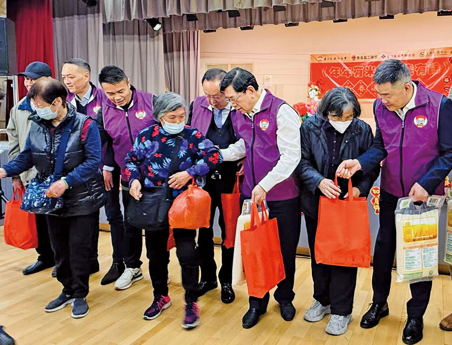 ●2025年2月13日,容永祺(右三)參與「年年有米、歲歲有餘」新春送暖活動,為社區和基層家庭送上新春祝福和社會溫暖。
