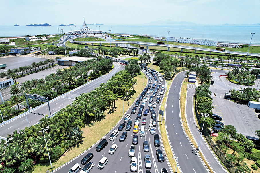 ●業界看好「粵車南下」可為香港帶來汽車經濟機遇。圖為「港車北上」經港珠澳大橋出行。 香港文匯報珠海傳真