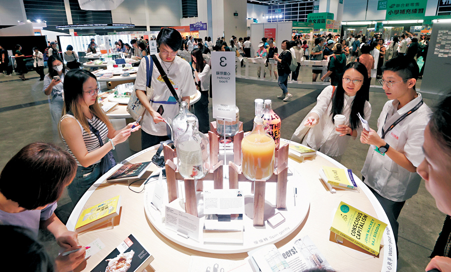 ●創新互動裝置「呢度 book 位」吸引市民使用。香港文匯報記者郭木又  攝
