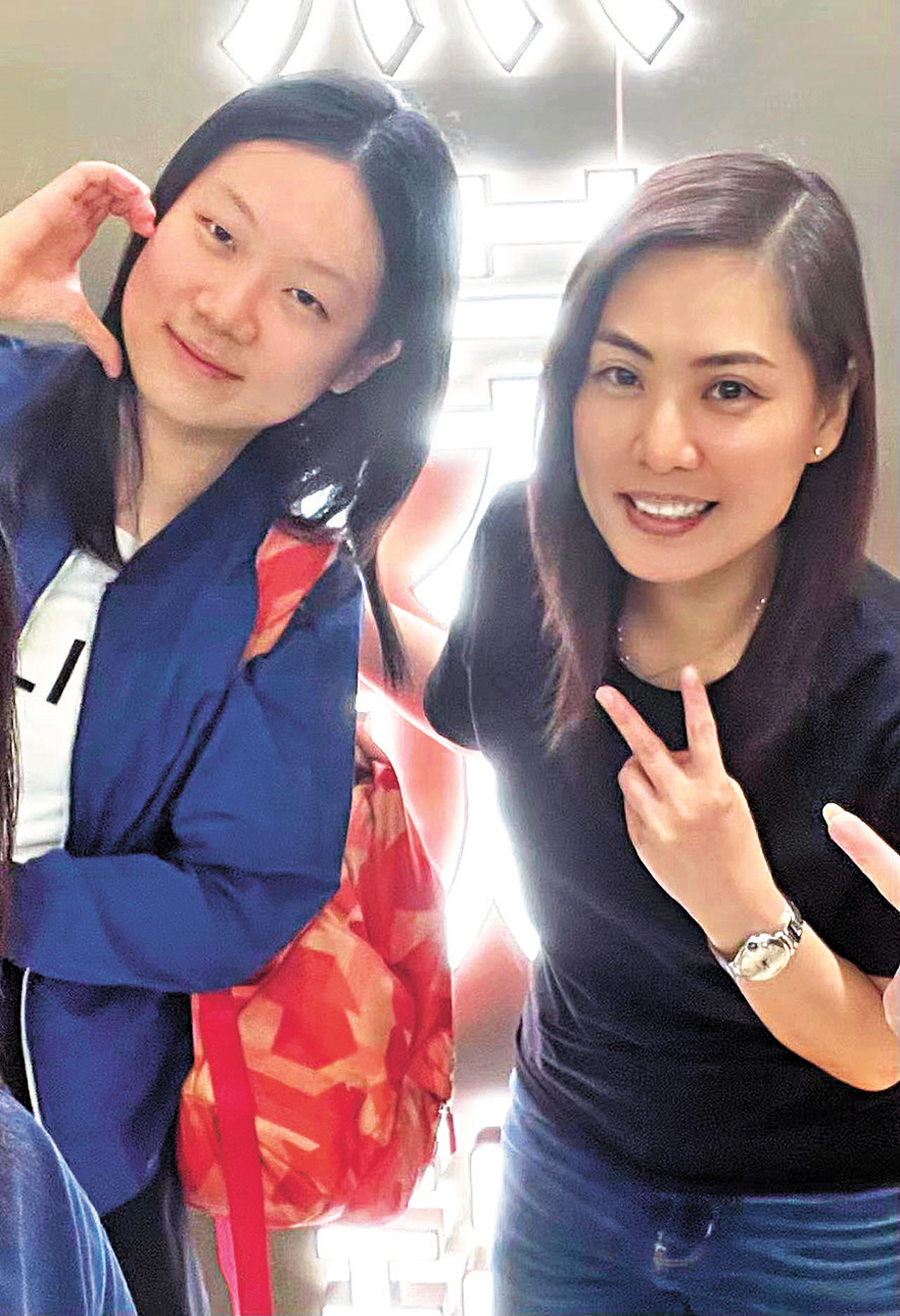 ●戎同學（左）和商科老師Ally Lee。受訪者供圖