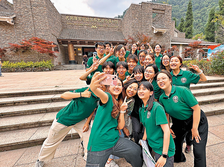 ●麥美娟（第一排中）與參加大熊貓國家公園臥龍片區青年實習計劃的香港青年合照。