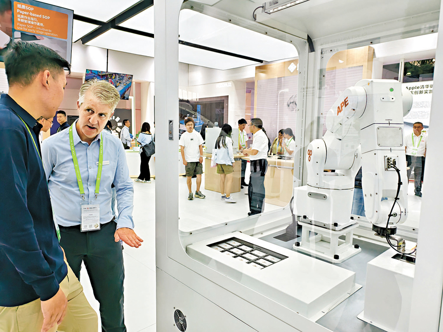 ●蘋果展台工作人員向記者介紹展品。