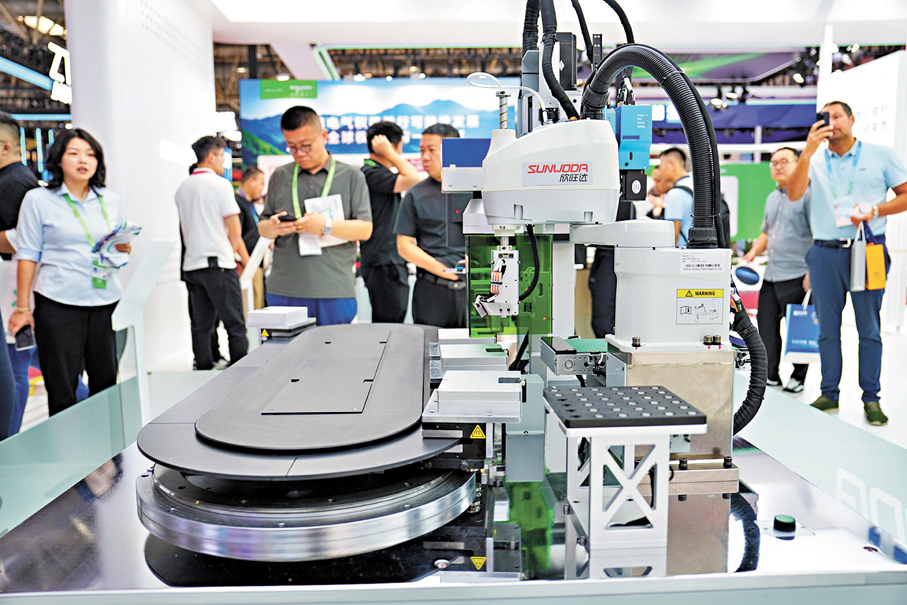 ●在數字科技鏈展區，參觀者在蘋果電池供應商欣旺達展台參觀磁懸浮輸送產線展示。 新華社