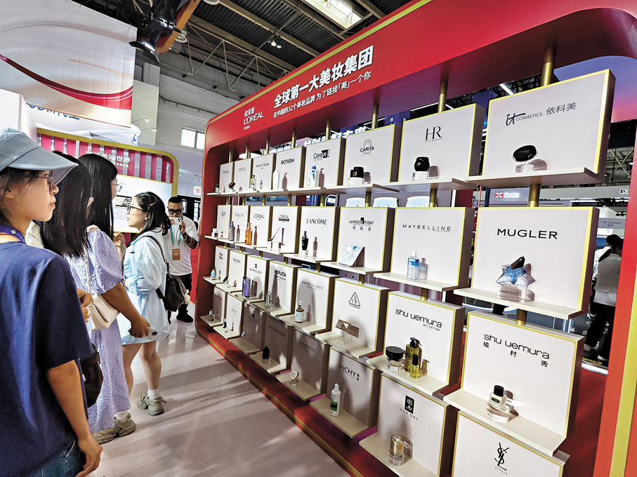 ●歐萊雅展區的「美妝牆」吸引眾多女性參觀者。