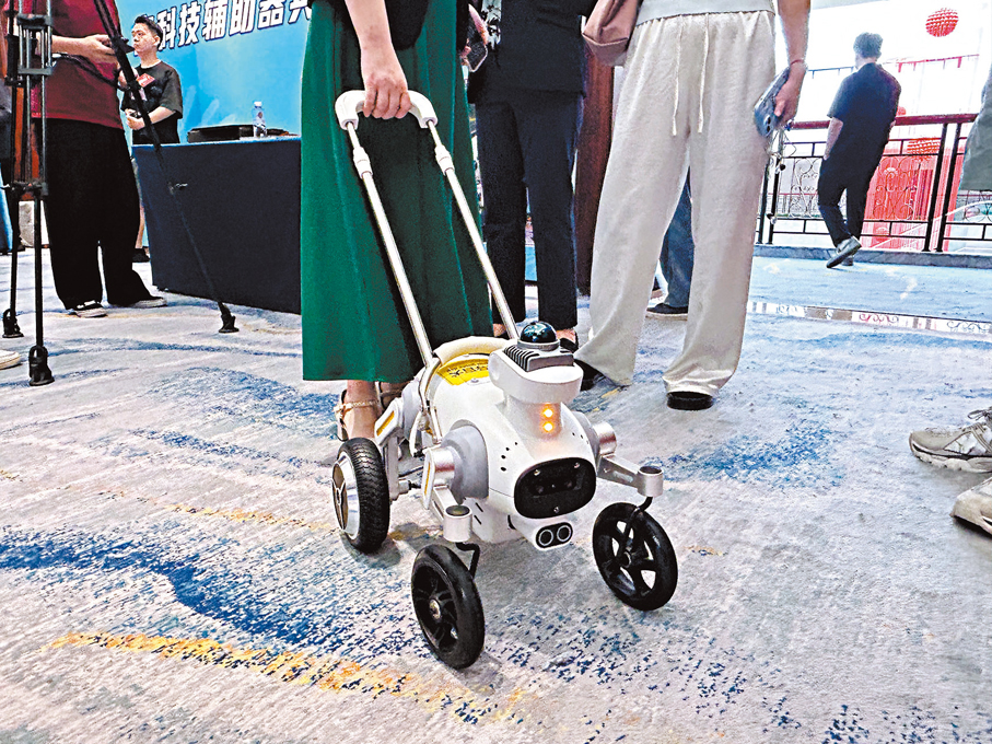 ●科技助殘是本屆殘特奧會的最大亮點。圖為發布會上展示的智能機器人導盲犬。