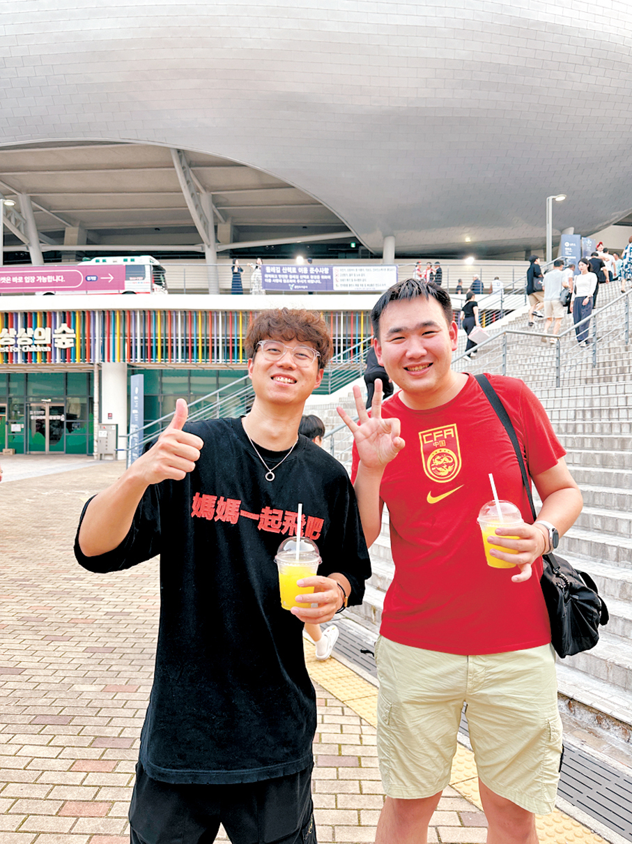 ●足球博主王先生與朱先生直言，今屆東亞錦賽事氣氛不足。