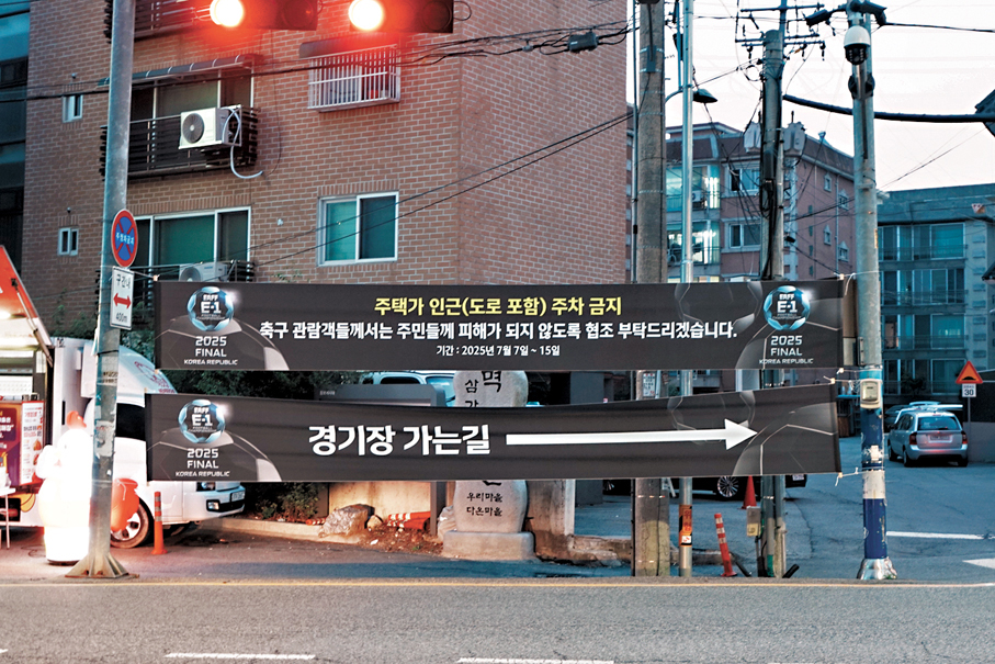 ●球場周邊僅設韓文標示，外來遊客難以辨識資訊。