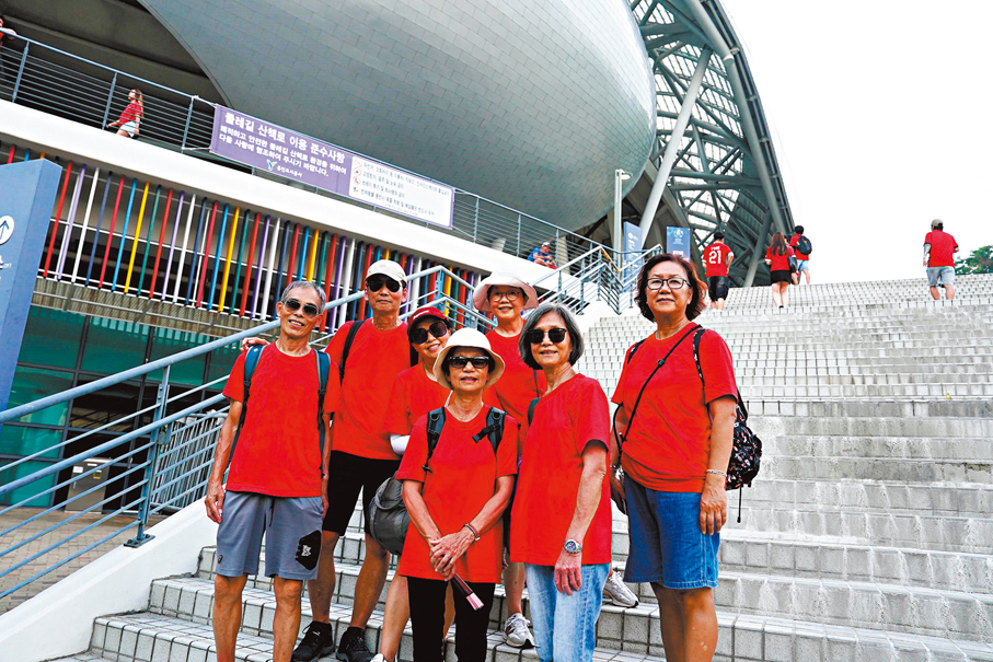 ●「梁氏家族」專程赴韓為港足打氣，卻因交通配套不足而感到不便。