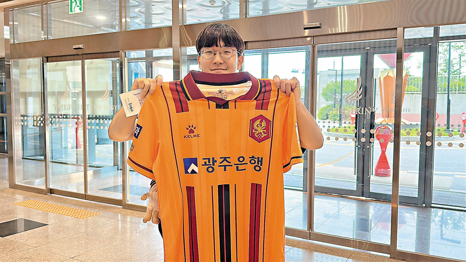 ●韓職球衣躍升「潮物」，成為年輕人街頭穿搭新選擇。